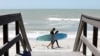 Pojedini surferi su i za vreme mera zatvaranja dolazili na plažu u okrugu Pinjelas na Floridi 