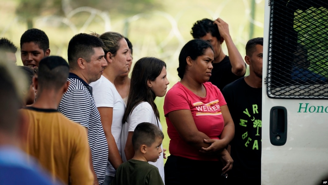Migrantes son cargados en una camioneta mientras son procesados por la Patrulla Fronteriza después de cruzar ilegalmente el río Bravo desde México hacia EEUU en Texas, el 26 de agosto de 2022.