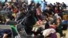 Refugiados afganos son procesados dentro de la base aérea alemana de Ramstein el 5 de septiembre de 2021.
