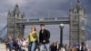 La gente hace cola al comienzo de la fila de más de cuatro millas, cerca del Puente de la Torre, para presentar sus respetos a la difunta reina Isabel II durante el Estado Acostado, en Westminster Hall en Londres, el jueves 15 de septiembre de 2022.