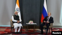 O Presidente russo, Vladimir Putin, e o Primeiro-Ministro indiano, Narendra Modi, participam numa reunião à margem da cimeira da Organização de Cooperação de Xangai em Samarkand, Uzbequistão, a 16 de setembro de 2022.
