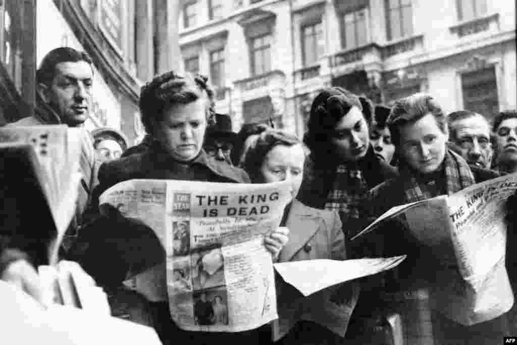 Người dân London đọc tin Quốc vương George VI băng hà trên báo, ngày 6 tháng 2 năm 1952. 