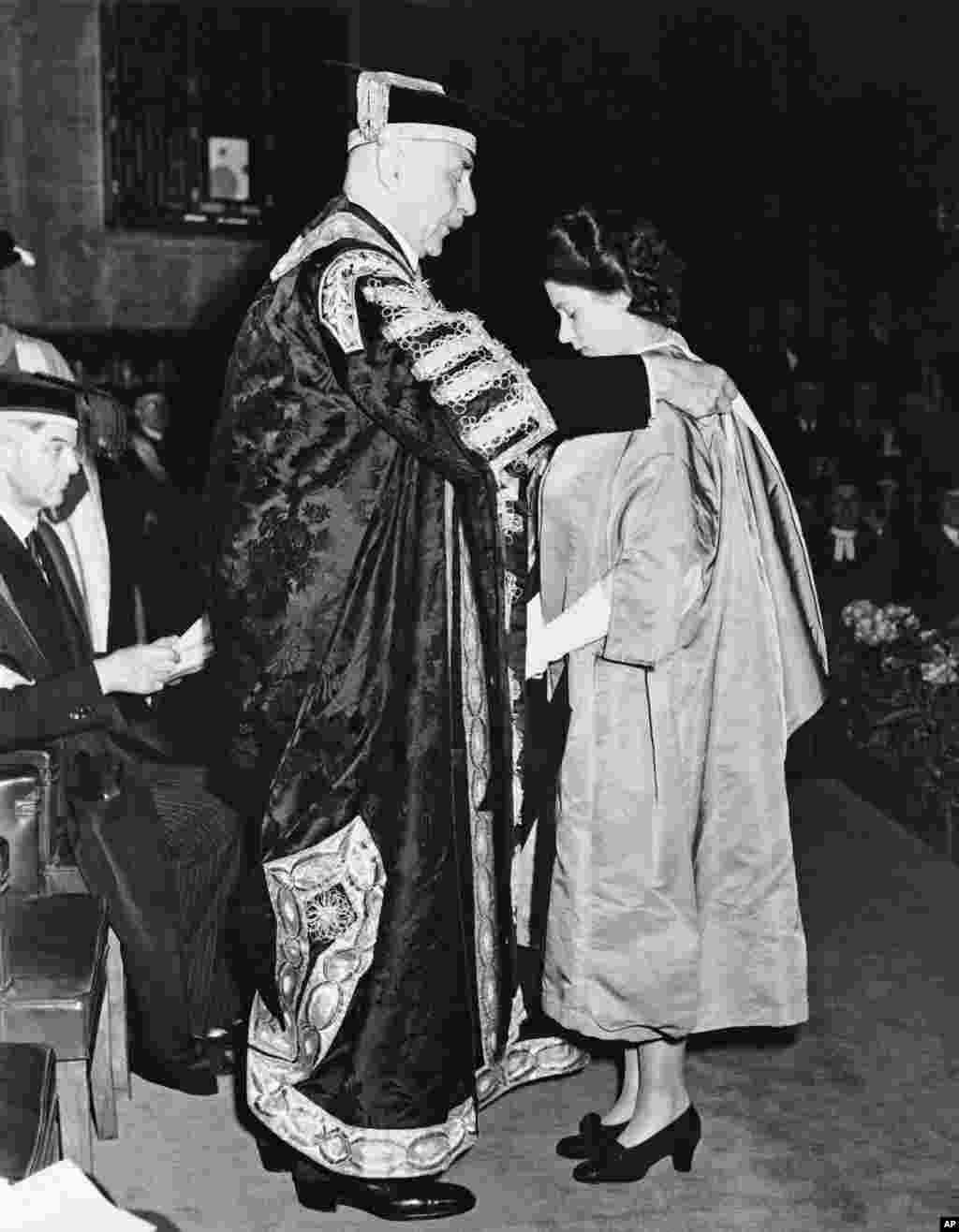 Công chúa Elizabeth nhận bằng Cử nhân Âm nhạc từ Bá tước Athlone, Hiệu trưởng Đại học London, ở London, ngày 10 tháng 7 năm 1946. 