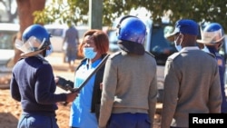 FILE - Amapholisa avimbe inhlanganiso eyeCrisis in Zimbabwe Coalition ukuba amalunga ayo afole emigwaqweni. Amapholisa athwalise nzima abongi kumaviki aphelileyo abatshengisele emigwaqweni bekhonona ngeholo eliphansi.