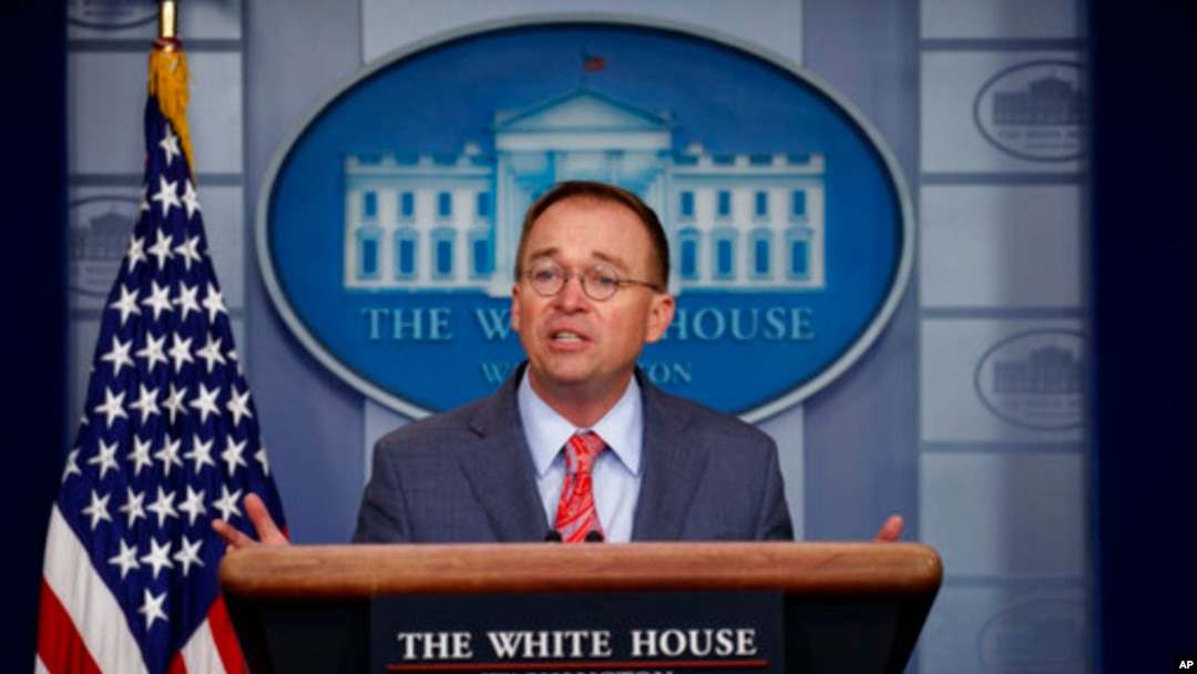 El jefe de gabinete de la Casa Blanca, Mick Mulvaney, habla a los periodistas en Washongton, el jueves.