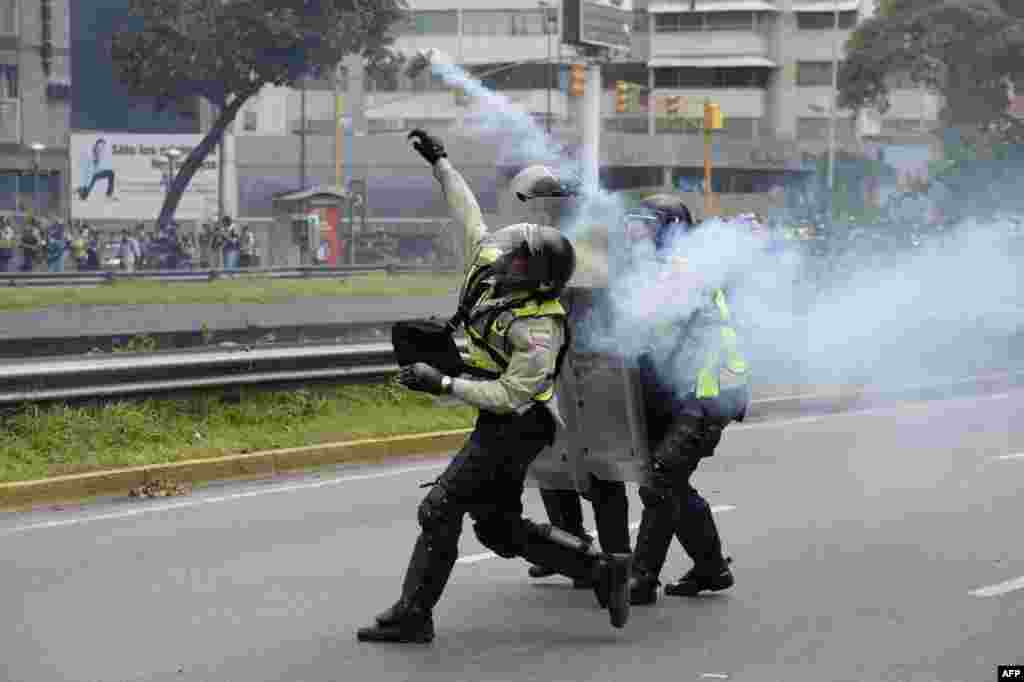 Polisi Venezuela bentrok dengan para demonstran yang memrotes kebijakan pemerintah terkait krisis listrik di Caracas.