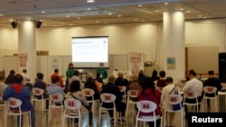 香港市民在其中一個疫苗接種中心等候接種科興新冠疫苗（路透社照片）