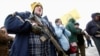 Un joven porta un fusil AR-15 en mitin a favor de las armas frente al Capitolio en Utah. Las regulaciones sobre armas son dispares entre la legislación federal y las estatales. Hechos de violencia con asesinatos múltiples reviven cada cierto tiempo el debate. (Foto VOA / Archivo)