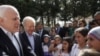 Thượng nghị sĩ Mỹ John McCain (trái) và Joseph Lieberman được các trẻ em tị nạn Syria chào đón trong chuyến thăm của họ đến trại tị nạn Yayladagi ở biên giới Thổ Nhĩ Kỳ-Syria, 10/4/2012