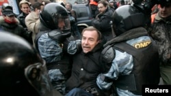 Московская полиция задерживает правозащитника Льва Пономарева во время акции протеста российской оппозиции. Архивное фото.