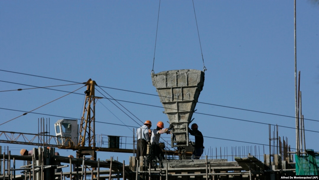 這張2009年10月11日的照片顯示,中國工人正在澆築水泥,他們正在建造一個由阿爾及利亞政府資助、由一家中國國有公司在阿爾及利亞的阿爾及爾附近建造的住房項目。(美聯社照片)