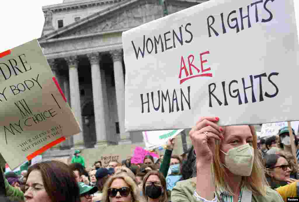 "Los derechos de las mujeres son derechos humanos", dice el cartel de una manifestante.