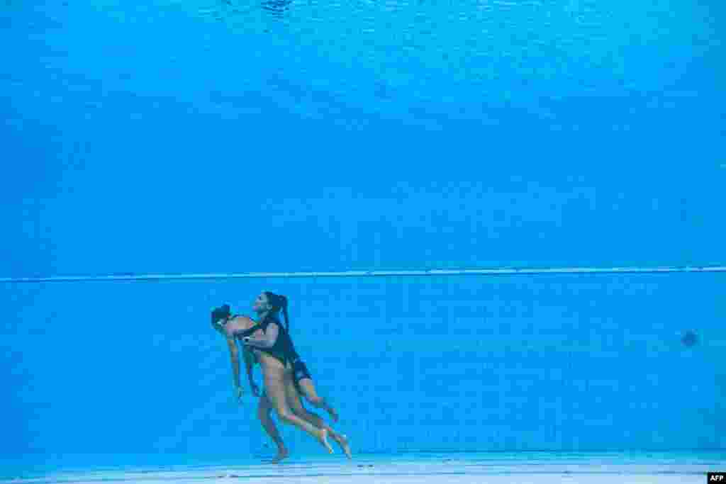 A member of Team USA (R) recovers Anita Alvarez (L), from the bottom of the pool during an incendent in the women's solo free artistic swimming finals, during the Budapest 2022 World Aquatics Championships at the Alfred Hajos Swimming Complex in Budapest, June 22, 2022.