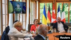 Владимир Зеленский выступает с видеообращением к участникам саммита