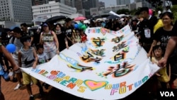 大批家長帶同子女參與"守護孩子未來"集會，爭取免於白色恐怖。(美國之音湯惠芸拍攝) 