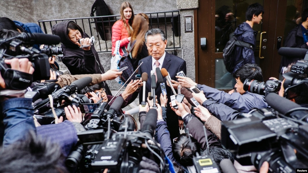 북한의 송일호 북일국교정상화교섭 담당대사가 28일 스톡홀름에서 열린 일본과의 국장급 협의 후 기자단의 질문에 대답하고 있다.