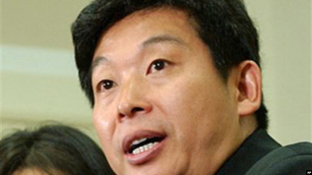 Chinese pro-democracy activist Yang Jianli (r) and his wife at a news conference in Washington, after serving five years in a Chinese prison (2007 file photo)