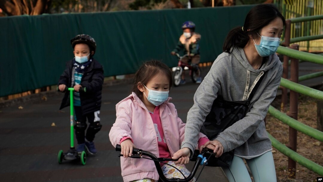 香港公園裡帶著口罩的市民和兒童。（2020年1月31日）