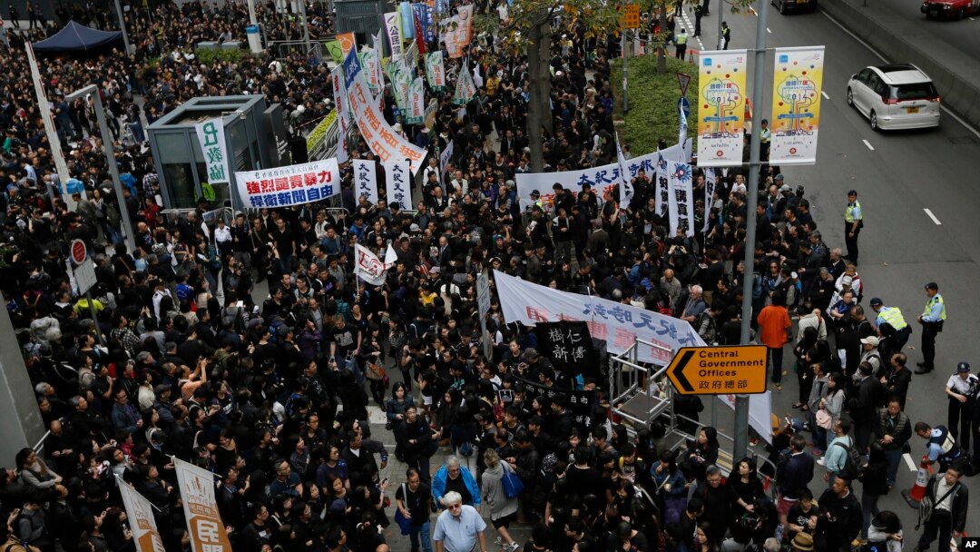 Journalists and their supporters gather outside government headquarters in Hong Kong, March 2, 2014.