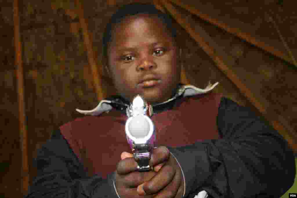 Sihle fires his favorite toy constantly – much to the irritation of his fellow patients. (VOA/ D. Taylor)