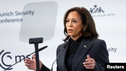 La vicepresidenta de Estados Unidos, Kamala Harris, durante discurso en Munich, Alemania, durante Conferencia de Seguridad este sábado.