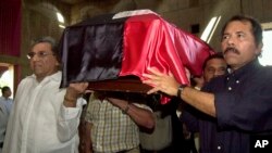 ARCHIVO - En esta fotografía de archivo del 4 de mayo de 2005, el general en retiro Humberto Ortega, uno de los líderes de la revolución sandinista (izq), y su hermano Daniel Ortega (der) cargan el ataúd de su madre Lidya Saavedra en la Catedral Metropolitana, Managua, Nicaragua.