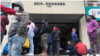 Algunas personas se han acercado a entregarles comida y otros insumos básico mientras esperan.