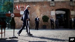 El secretario de Estado de EE.UU., John Kerry, deja el podio después de presentar una declaración sobre las conversaciones con Irán en Viena, Austria, el domingo, 5 de julio de 2015.
