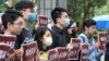 港台青年學生團體5月28日在台北的香港經貿辦事處前舉牌呼籲：“惡法壓境齊心共進”、“防疫當前也要上學”。 （美國之音李玟儀攝）