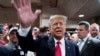 Bivši predsednik Donald Tramp pozdravlja pristalice na skupu konzervativnih birača u Demojnu u Ajovi, 1. juna 2023. (Foto: AP /Charlie Neibergall)