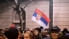 Devojka drži zastavu Srbije na protestnom skupu ispred Republičke izborne komisije (RIK) u Beogradu (Foto: OLIVER BUNIC / AFP)) 