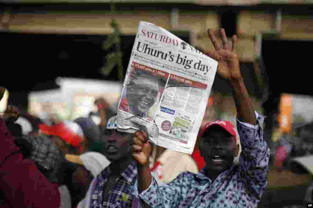 Supporters of Kenyan presidential candidate Uhuru Kenyatta celebrate what they perceive is an election win for him in Nairobi, Mar. 9, 2013.