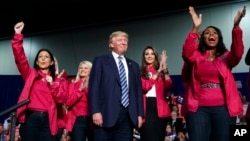 Ông Donald Trump với các nữ ủng hộ viên ở Charlotte, North Corolina, ngày 14 tháng 10 năm 2016.
