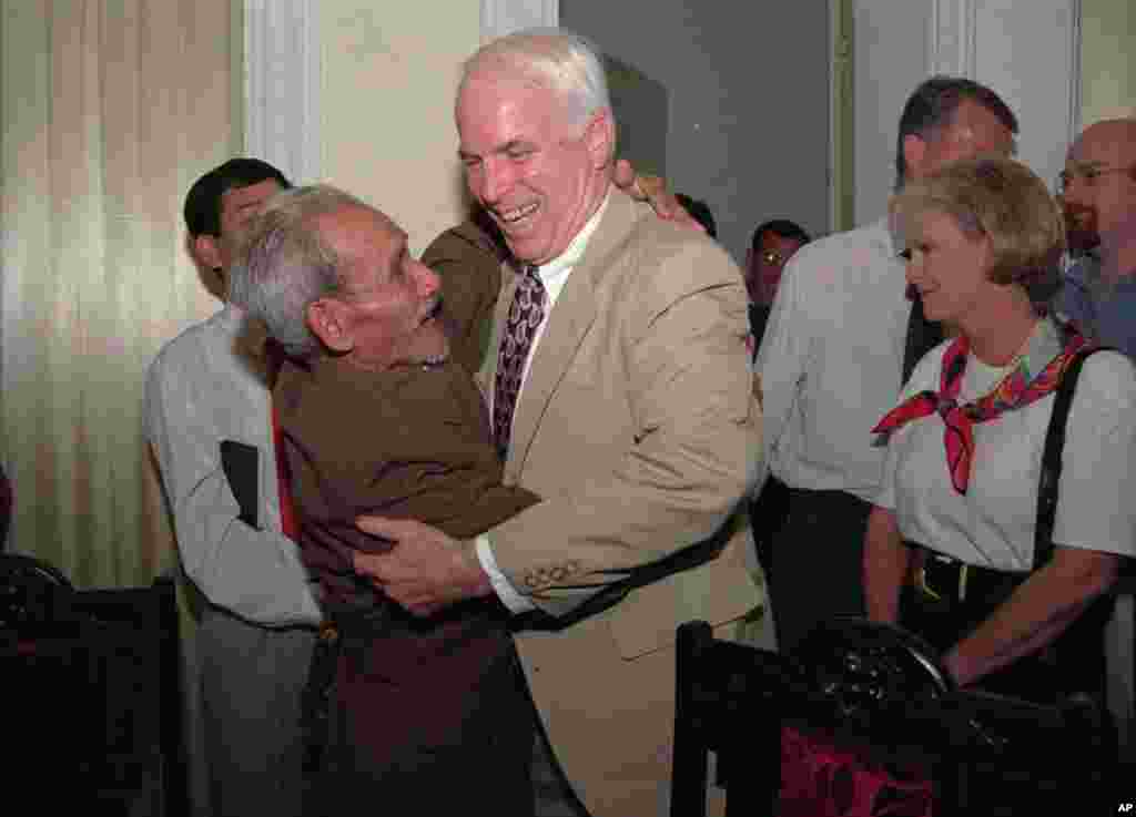Thượng nghị sĩ Hoa Kỳ John McCain trong vòng tay thắm thiết của ông Mai Văn Ổn, người đã cứu ông năm 1967 sau khi máy bay ném bom của ông bị bắn rơi tại Hà Nội, khi hai người tái ngộ vào ngày 13 tháng 11 năm 1996. “Trời ơi là trời, gần 27 năm hôm nay tôi mới gặp được ông!” ông Ổn nói trong khoảnh khắc này với sự phấn khích không kiềm chế. “Tôi nhớ ông lắm!” 