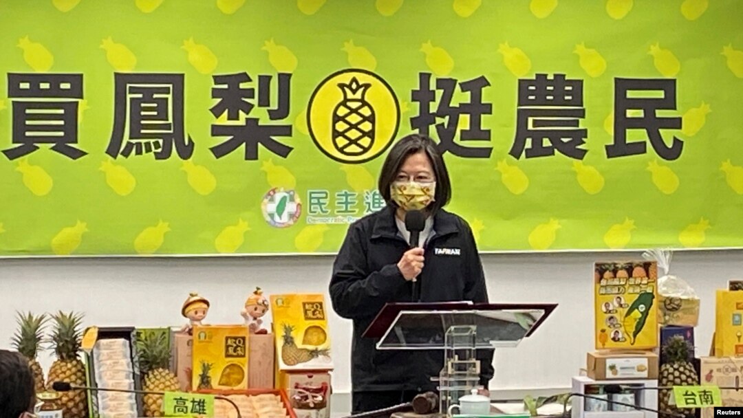 台灣總統蔡英文在一個推銷台灣菠蘿的會場上。（2021年3月3日）