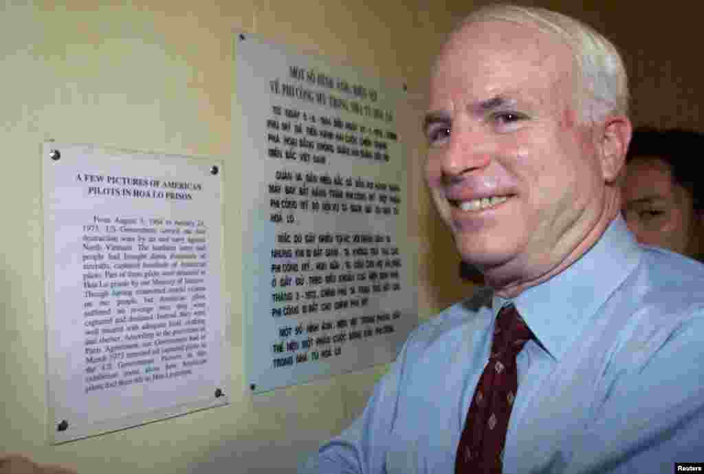 Ông McCain mỉm cười gượng gạo trước bảng thông tin tuyên truyền của Việt Nam nói rằng tù nhân chiến tranh Mỹ được đối đãi tốt và không bị người Việt Nam trả thù, khi ông tham quan nhà tù Hỏa Lò vào ngày 26 tháng 4 năm 2000 tại Hà Nội. Sau khi đọc xong, ông McCain nói nó có tính "giải trí tốt," theo Reuters. 
