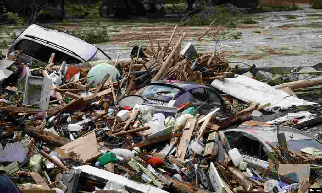 Mobil-mobil dan puing-puing tampak di jalanan kota Braunsbach, Baden-Wuerttemberg, Jerman yang dilanda banjir.