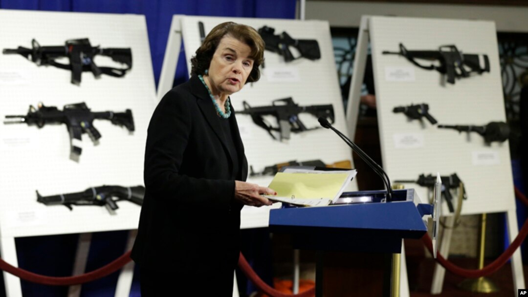 Dianne Feinstein dio a conocer el proyecto de ley teniendo como telón de fondo un muestrario de las armas que serían prohibidas.