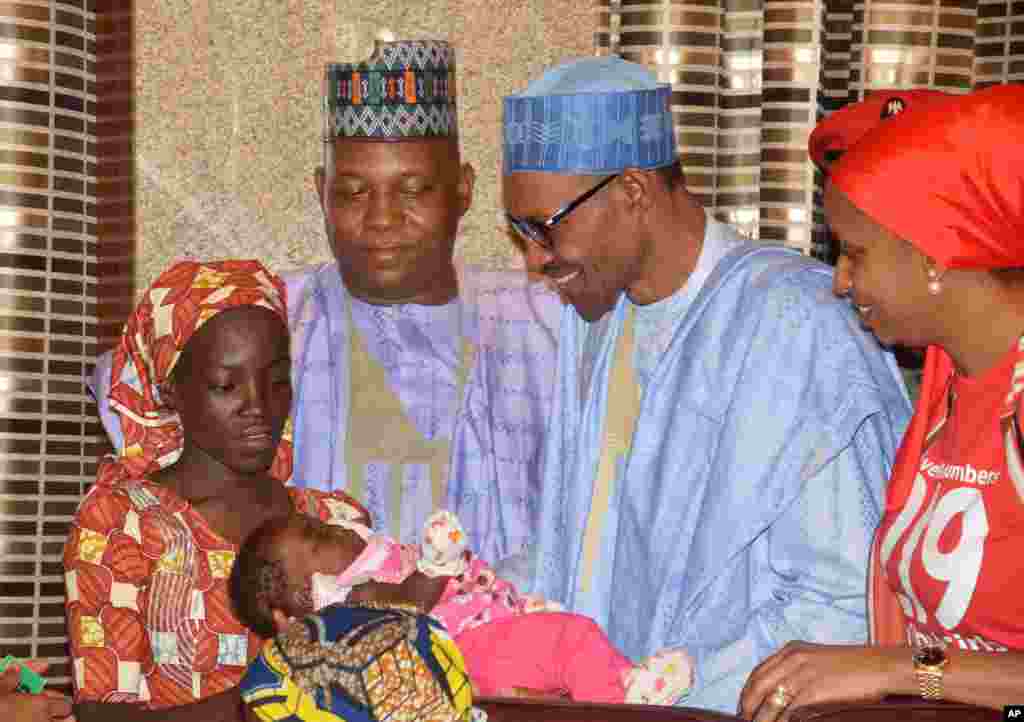 Presiden Nigeria Muhammadu Buhari (kedua dari kanan) menerima Amina Ali, seorang gadis Chibok yang berhasil lolos dari penculikan Boko Haram, di istana Presiden Nigeria di Abuja.