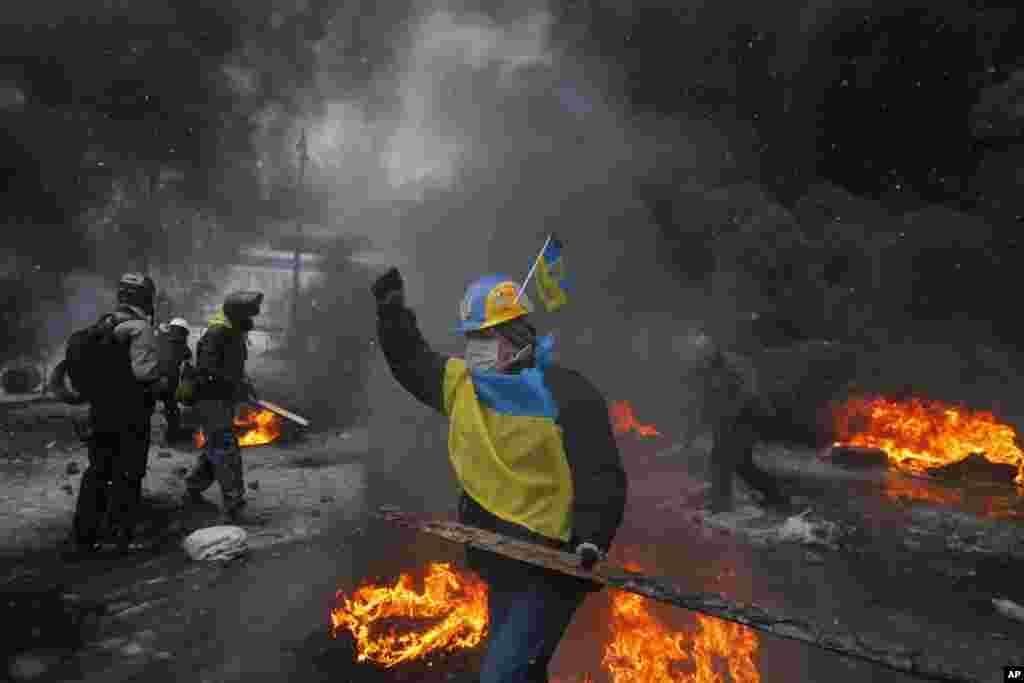 Protesters clash with police in central Kyiv, Jan. 22, 2014.