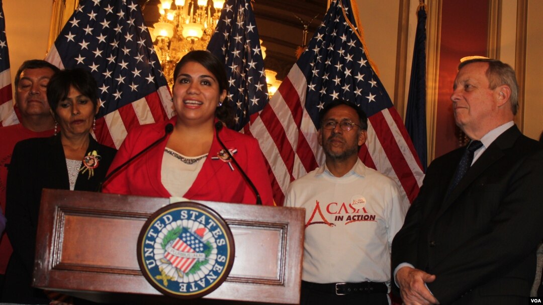 La joven soñadora Astrid Silva, que se hizo conocida durante el discurso del presidente Obama visita el Congreso para seguir en la lucha de los que se quedaron afuera. [Foto: Mitzi Macias, VOA].