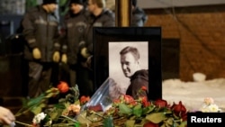 Цветы на могиле Алексея Навального. Москва, Борисовское кладбище (архивное фото)