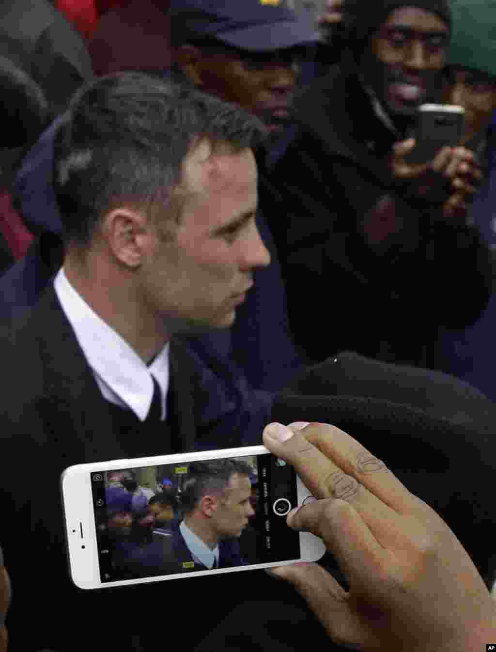 Bintang Olimpiade Afrika Selatan Oscar Pistorius, dikawal oleh polisi setelah pengadilan di Pretoria menyatakan Pistorius bersalah atas pembunuhan pacarnya, Reeve Steenkamp.