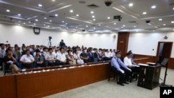 濟南中級人民法院公佈的薄熙來受審照片