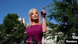 Cố vấn Nhà Trắng Kellyanne Conway bị kết luận “vi phạm ít nhất 10 lần Đạo luật Hatch, không tỏ ra hối hận và tiếp tục tỏ thái độ khinh thường” luật này.