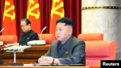 북한 김정은 국방위원회 제1위원장이 지난 8일 평양에서 열린 조선노동당 중앙위원회 정치국 확대회의에 참석했다. 조선중앙TV는 9일 장성택 북한 국방위원회 부위원장이 반당·반혁명 종파주의 혐의로 확대회의 현장에서 끌려나가는 장면을 보도했다.