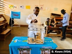Man casting his vote Man casting his vote at a voting station located in Olezoa primary school in Yaounde, Cameroon.
