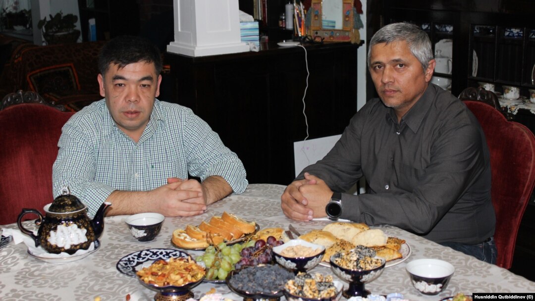 Turkiyada tahsil olgan o'zbekistonlik Bahodir Fayzi (chapda) "Amerika Ovozi" muxbiri Husniddin Qutbiddinov bilan, Pitsburg, Pensilvaniya.
