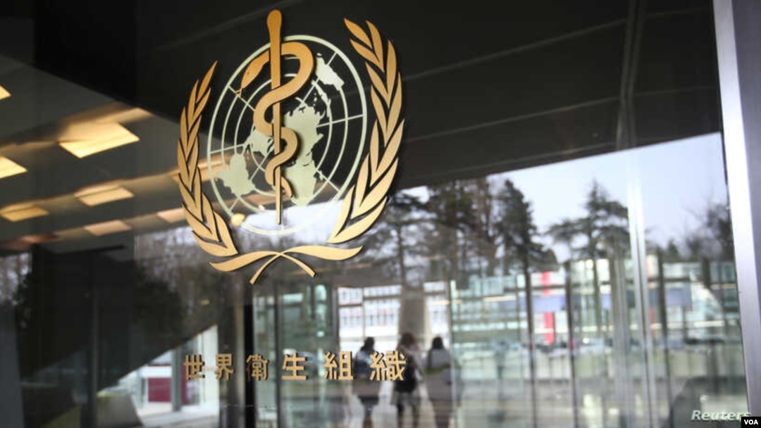 El logo de la Organización Mundial de la Salud, que está ahora buscando cómo cubrir la brecha creada por la suspensión del aporte de EE.UU.