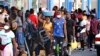  Haitianos, muchos de los cuales han estado esperando hasta un año en México para que se procesen sus solicitudes de asilo en EE. UU., hacen fila para recibir remesas de familiares , el 3 de septiembre de 2021, en Tapachula, México.